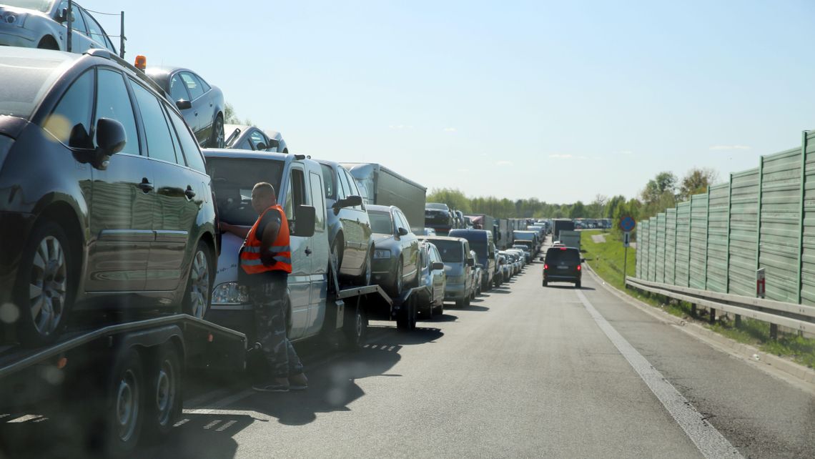 Tysiące samochodów wyjeżdżają z Polski do Ukrainy. Wykupują używane auta, bo chcą pracować i żyć