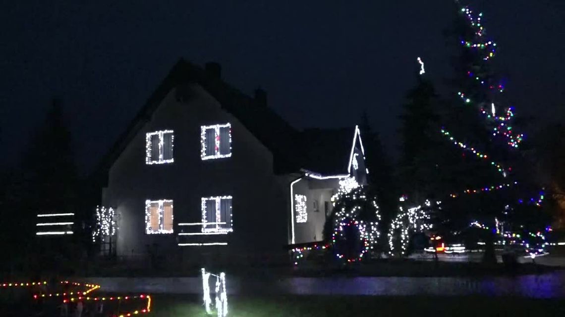 Tysiące światełek. Tak właśnie postanowił rozświetlić swój dom. Nagranie Tysiące światełek. Tak właśnie postanowił rozświetlić swój dom. Nagranie