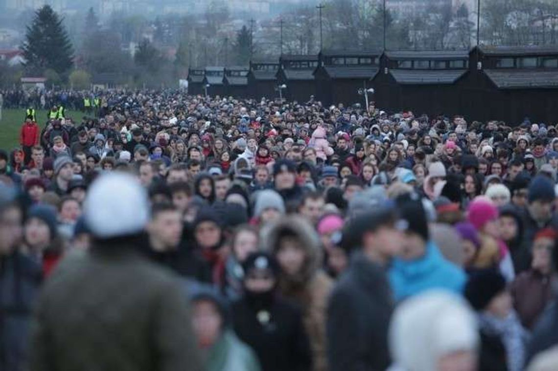 Tysiące wiernych na drodze krzyżowej na terenie byłego obozu na Majdanku