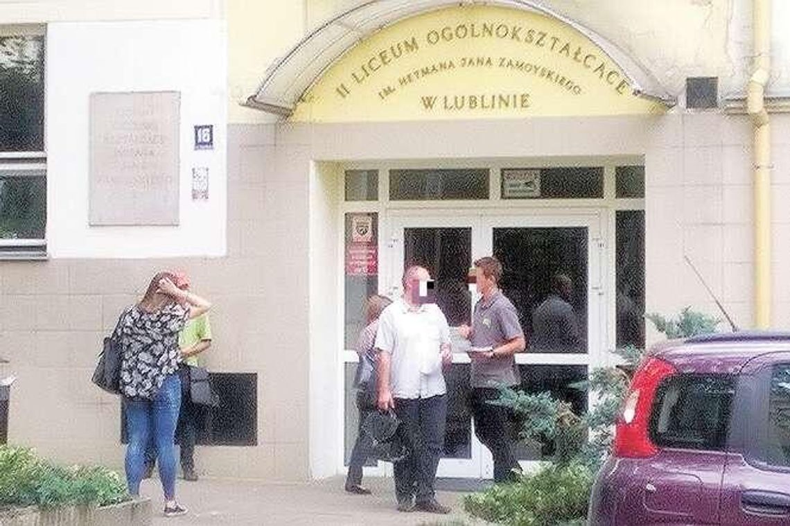 Ubezpieczyciele polują na rodziców przed szkołami. Ekspert: Nie lekceważmy ich ofert