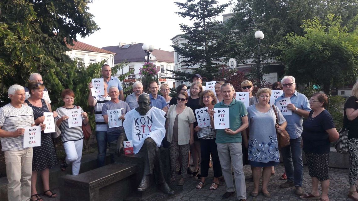 Ubrali Kraszewskiego w koszulkę "Konstytucja". Teraz wzywa ich policja 