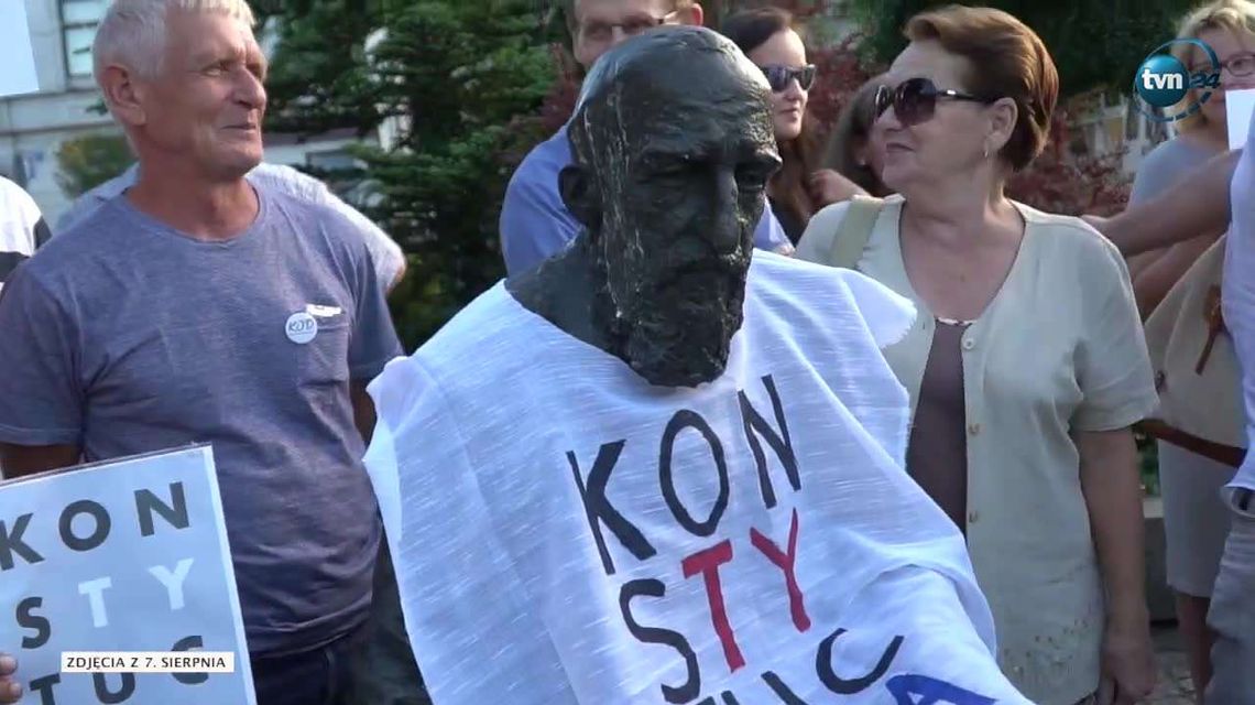 Ubrali pomnik w koszulkę "Konstytucja". Po miesiącu wezwała ich policja