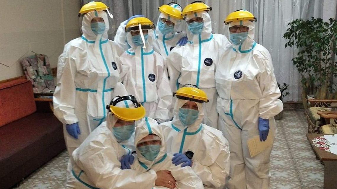 Ubrane w kombinezony ochronne śpiewają i tańczą. Skąd ta radość w DPS w Tyszowcach? Ubrane w kombinezony ochronne śpiewają i tańczą. Skąd ta radość w DPS w Tyszowcach?