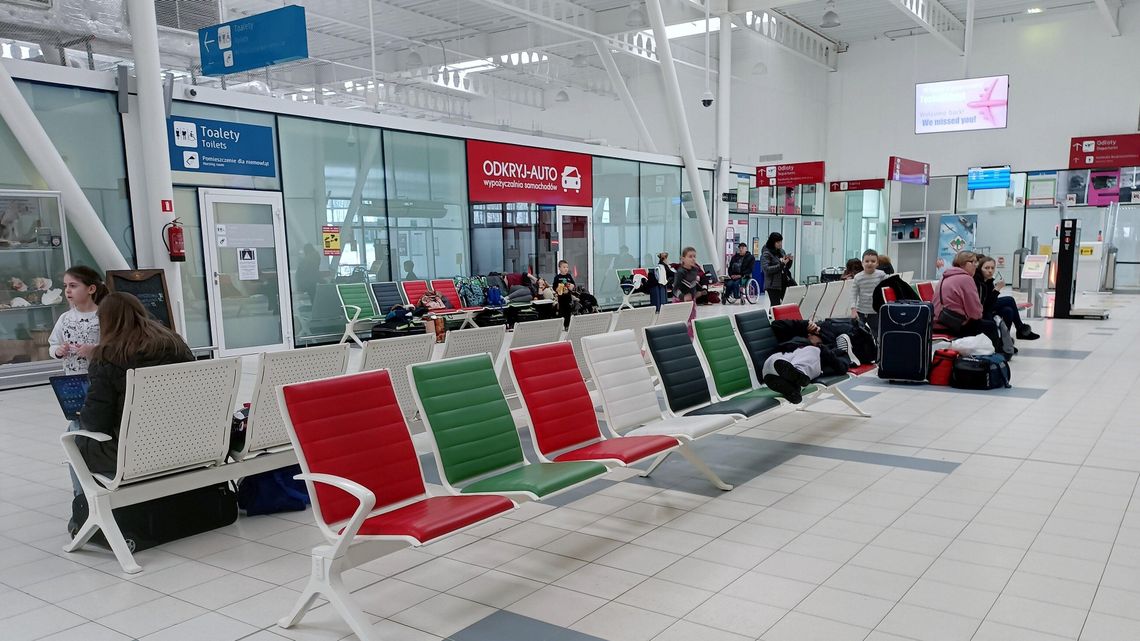 Uchodźcy z Ukrainy odlecą z Lublina do Portugalii. Samolot opóźni się o dobę Uchodźcy z Ukrainy odlecą z Lublina do Portugalii. Samolot opóźni się o dobę