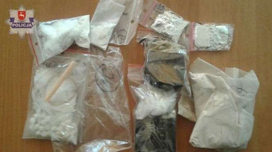 Ucieczka dilera. Biegł w samych majtkach i wyrzucał narkotyki Ucieczka dilera. Biegł w samych majtkach i wyrzucał narkotyki