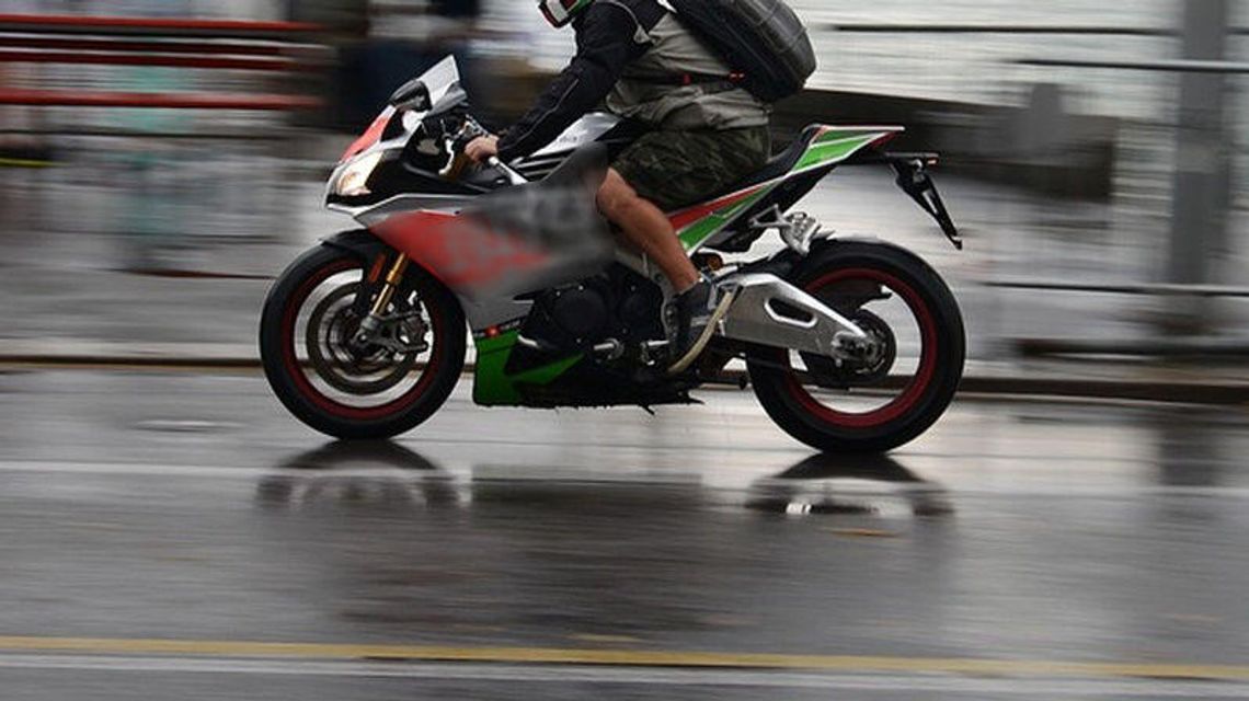 Ucieczka przed policjantami zakończona upadkiem. Na motocyklu 15-latek