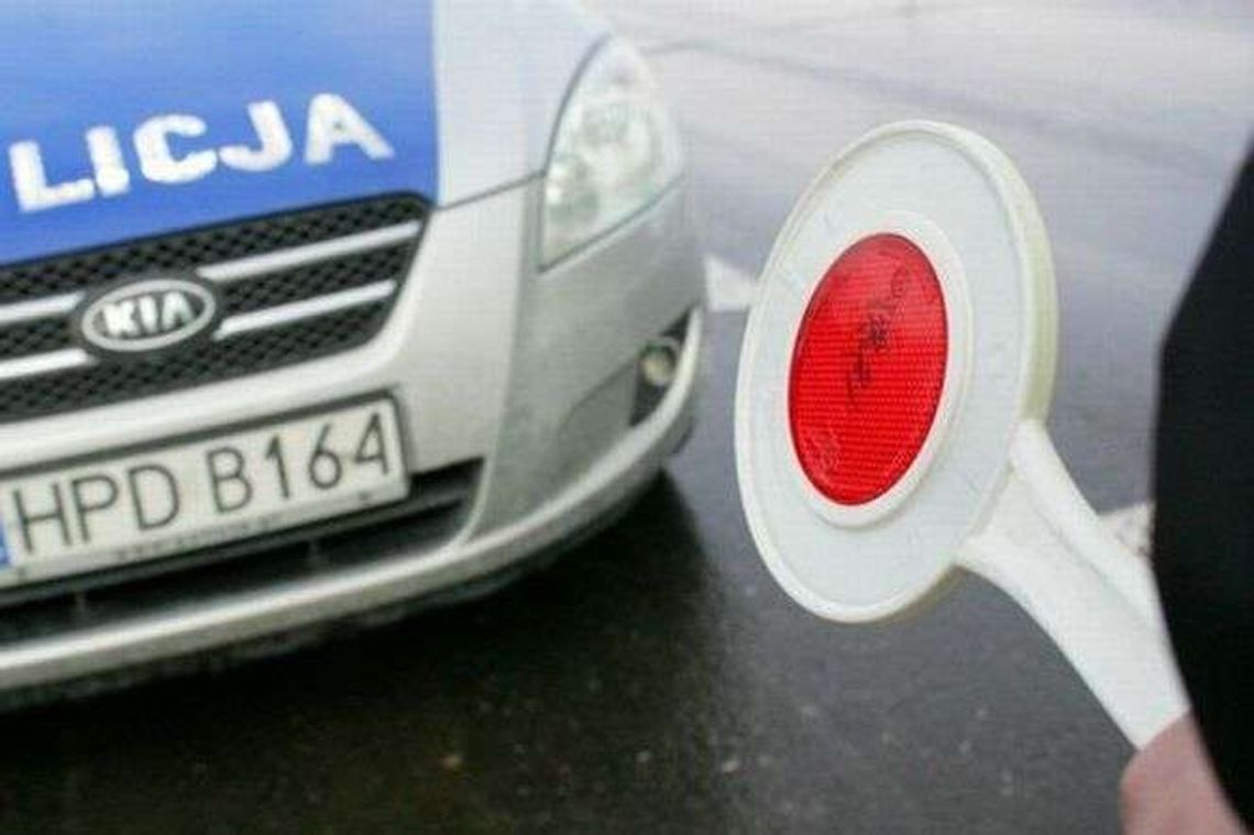 Uciekał przed policją i porzucił auto. Chwilę później zgłosił jego kradzież