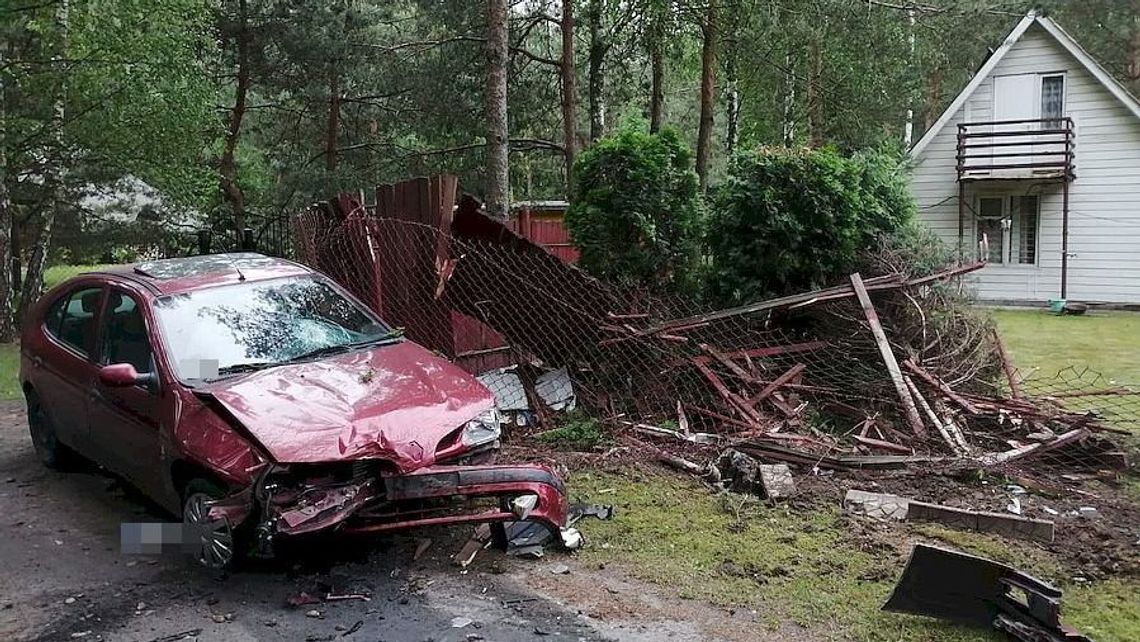 Uciekał przed policją i staranował ogrodzenie domku letniskowego Uciekał przed policją i staranował ogrodzenie domku letniskowego