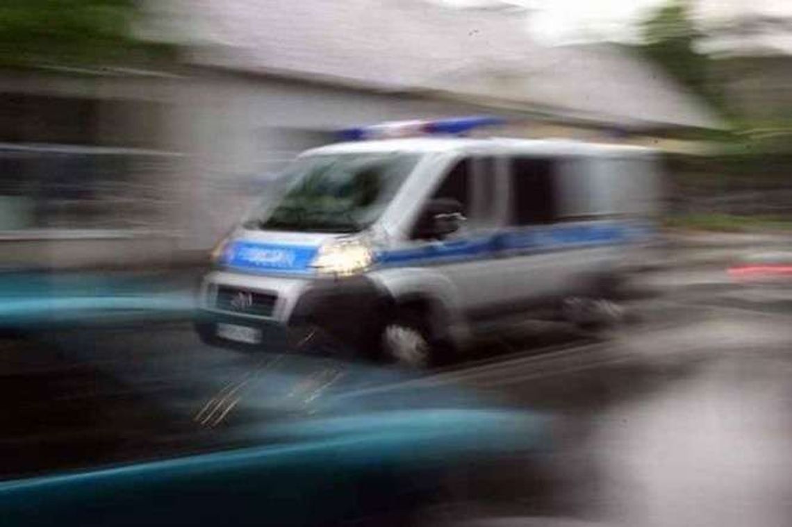 Uciekał przed policją z kolegami na dachu. Bez prawa jazdy i po pijanemu