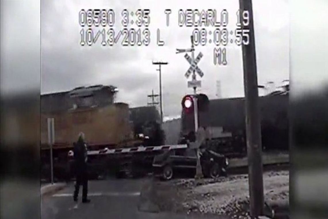Uciekała przed policją. W jej auto uderzyły dwa pociągi (wideo)