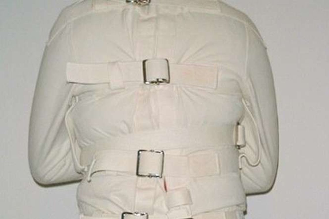 Uciekinier w kaftanie bezpieczeństwa. Przechodzień pomógł policjantom