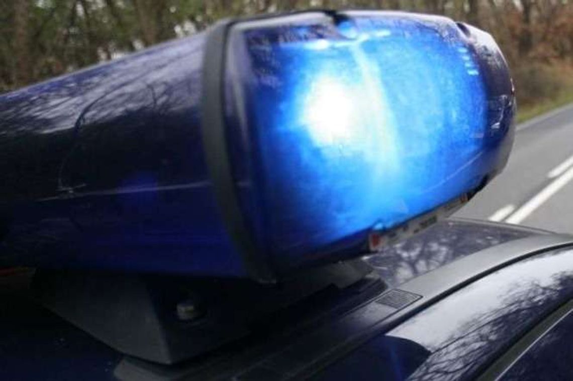 Uciekł przed "policją", bo nie chciał mandatu. Wyciągnęli go z zadymionego strychu Uciekł przed "policją", bo nie chciał mandatu. Wyciągnęli go z zadymionego strychu