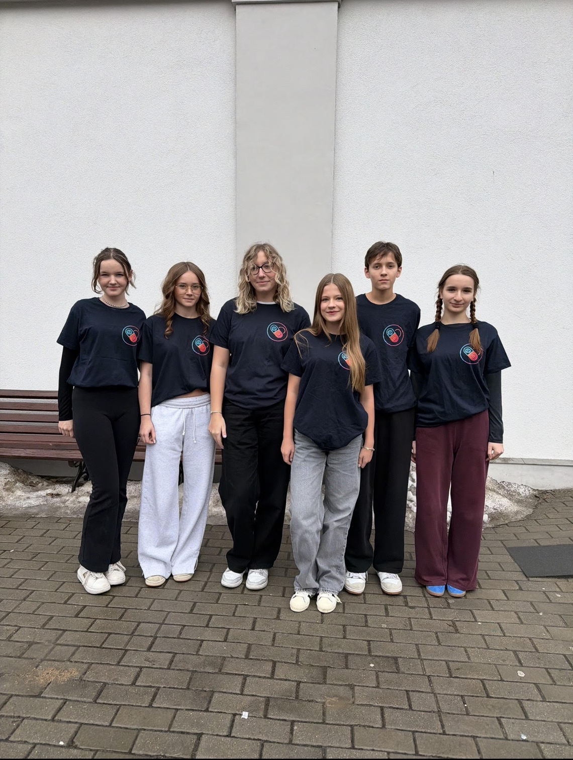 Uczniowie prywatnego Liceum im. Królowej Jadwigi na tle szkoły