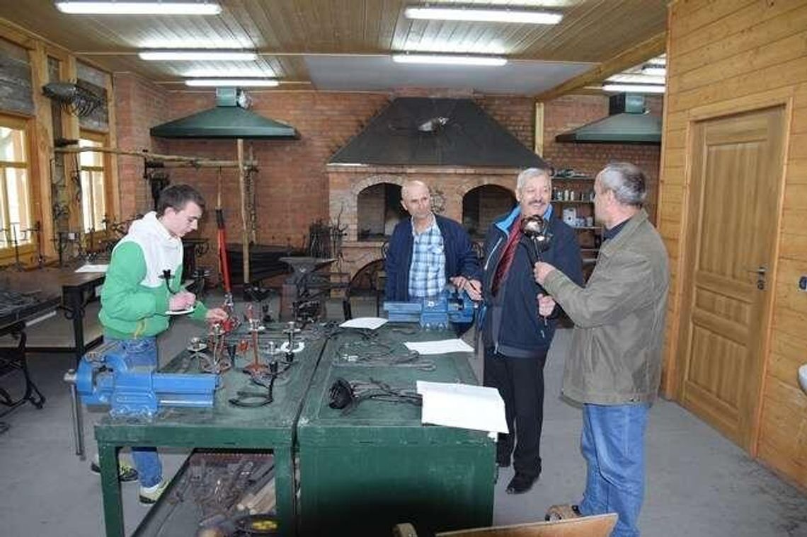 Uczą się jak kłaść gont, tkać perebory i podkuwać końskie kopyta Uczą się jak kłaść gont, tkać perebory i podkuwać końskie kopyta