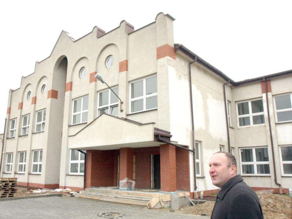 Uczą się w dawnej stajni: Po 16 latach będą mieli szkołę