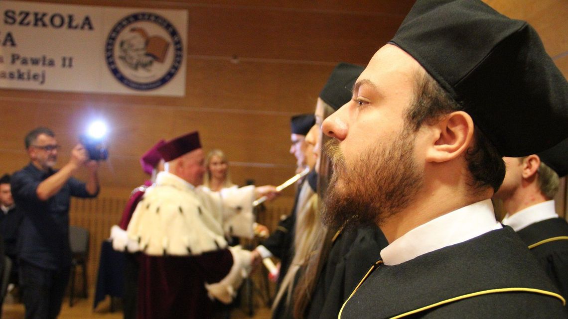 Uczelnia zajmuje czołowe miejsca w kraju w rankingach. Na pierwszy rok przyjęła blisko tysiąc studentów Uczelnia zajmuje czołowe miejsca w kraju w rankingach. Na pierwszy rok przyjęła blisko tysiąc studentów