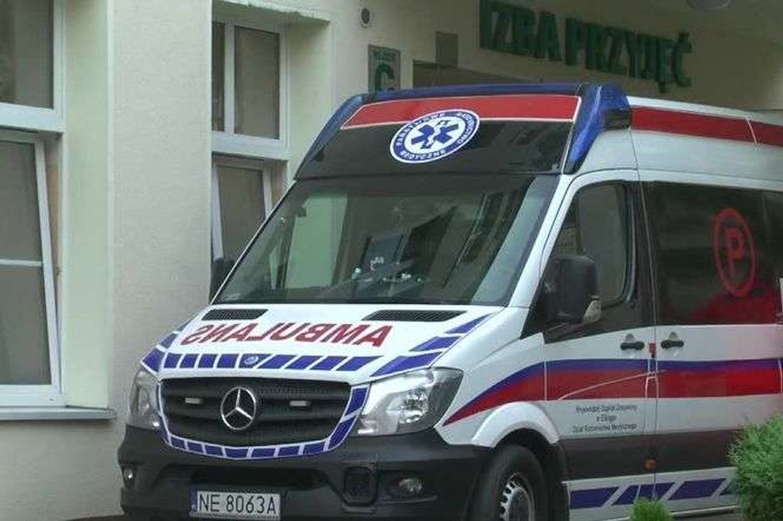 Uczeń miał przenieść paczkę, potknął się. Rozlał się na niego kwas Uczeń miał przenieść paczkę, potknął się. Rozlał się na niego kwas