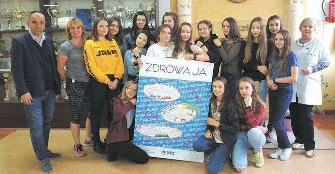 Uczennice chodzą z elektronicznymi opaskami na rękach Uczennice chodzą z elektronicznymi opaskami na rękach