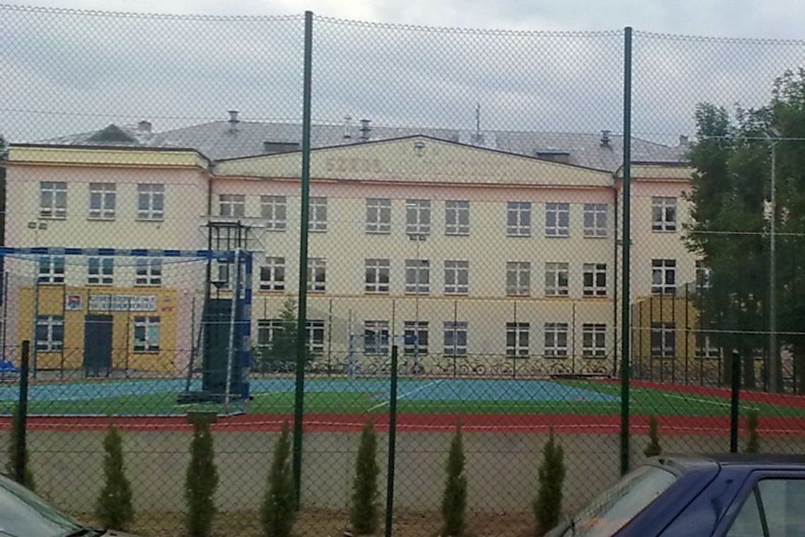 Uczniów mniej, więcej obsługi i administracji