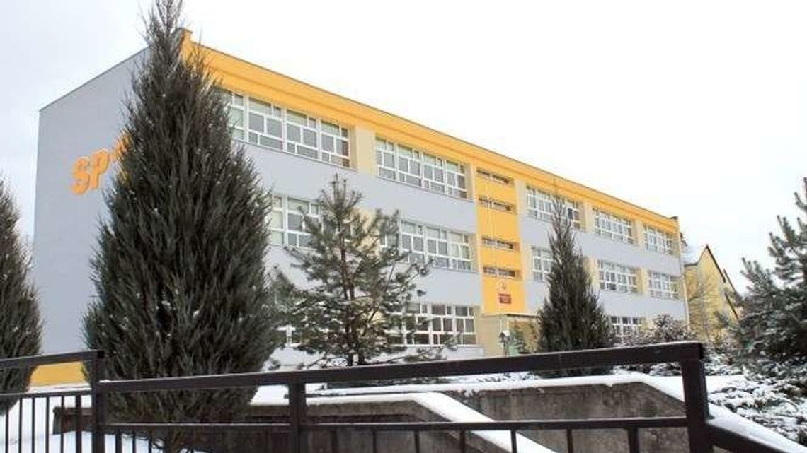 Uczniowie czekają na nowe podłogi. Od 10 lat Uczniowie czekają na nowe podłogi. Od 10 lat