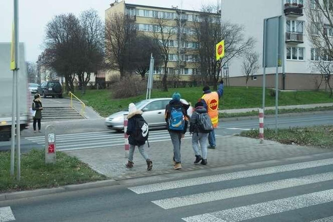 Uczniowie czekają na światła. W tym roku zabrakło pieniędzy Uczniowie czekają na światła. W tym roku zabrakło pieniędzy