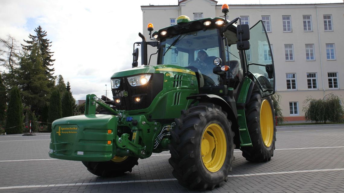 Uczniowie dostali ciągnik do nauki. Kosztował prawie milion złotych