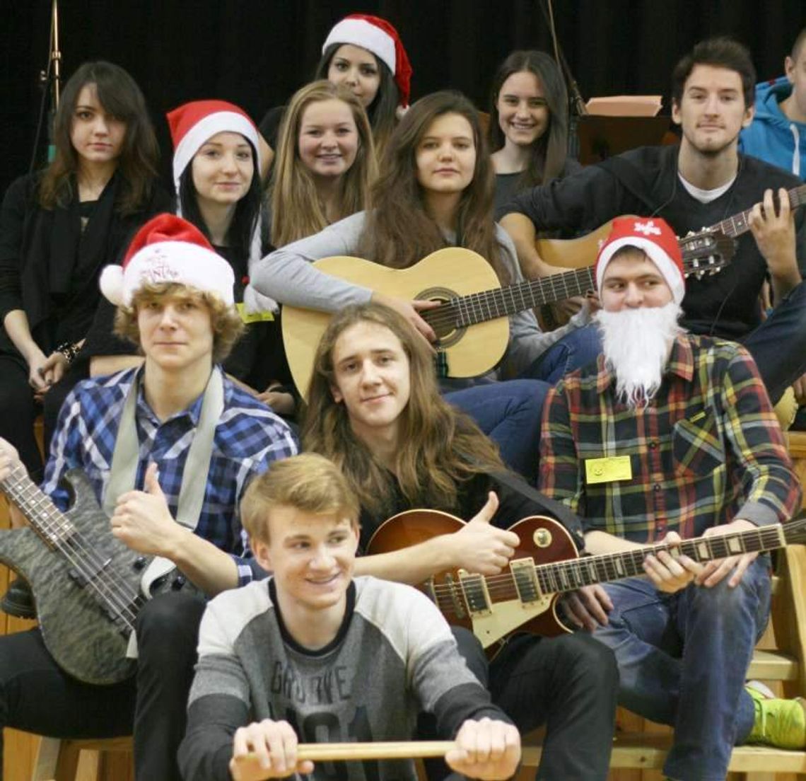 Uczniowie grają i pomagają dzieciom