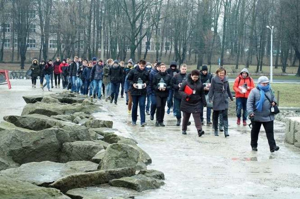 Uczniowie na Majdanku w hołdzie ofiarom Holokaustu