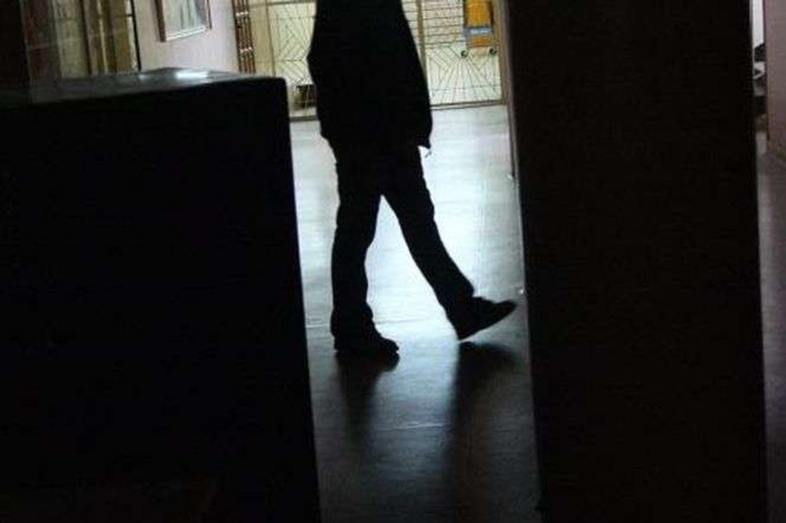 Uczniowie narzekają. Po bursie tylko w klapkach?