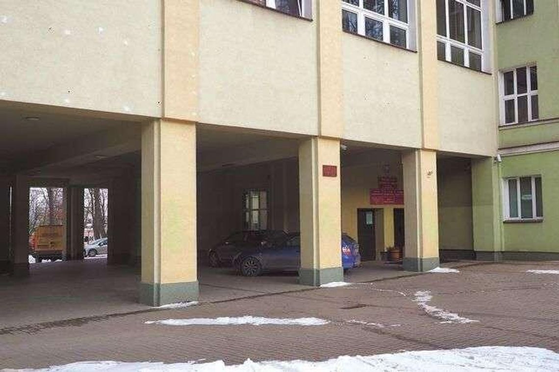 Uczniowie nie mogą wychodzić ze szkoły na przerwach. Dyrekcja: To przez mrozy
