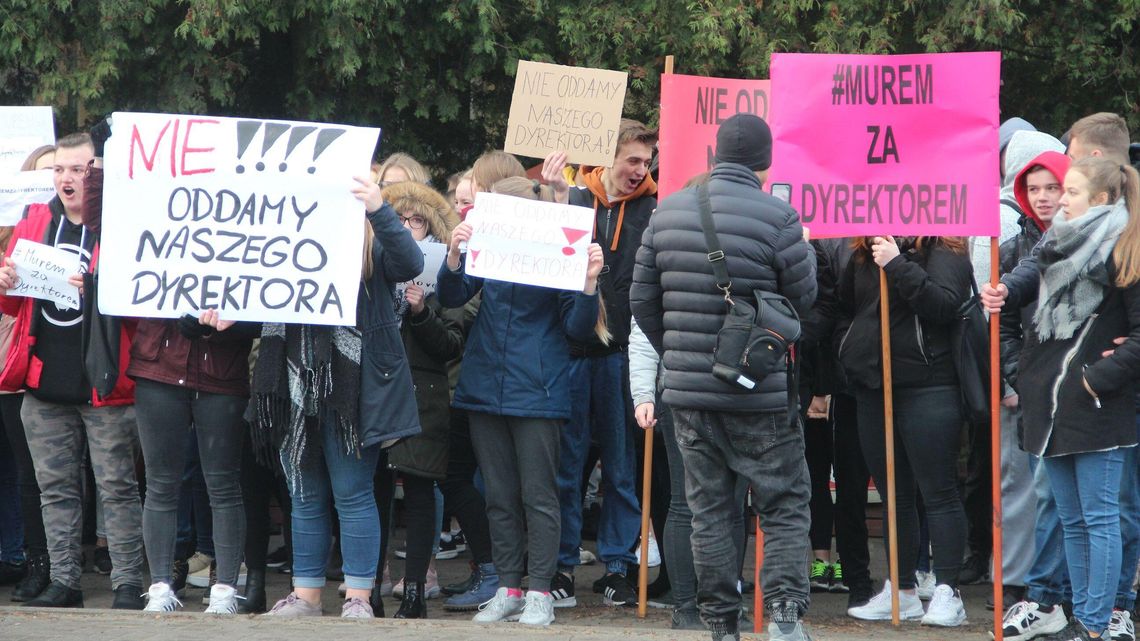 Uczniowie nie poszli na lekcje. Wybrali protest: "Nie oddamy naszego dyrektora" Uczniowie nie poszli na lekcje. Wybrali protest: "Nie oddamy naszego dyrektora"