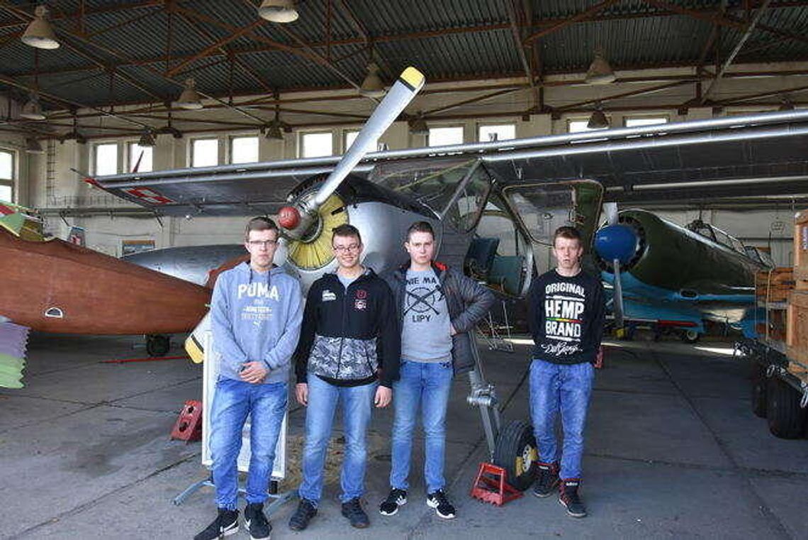 Uczniowie oko w oko z myśliwcem F-16 Uczniowie oko w oko z myśliwcem F-16