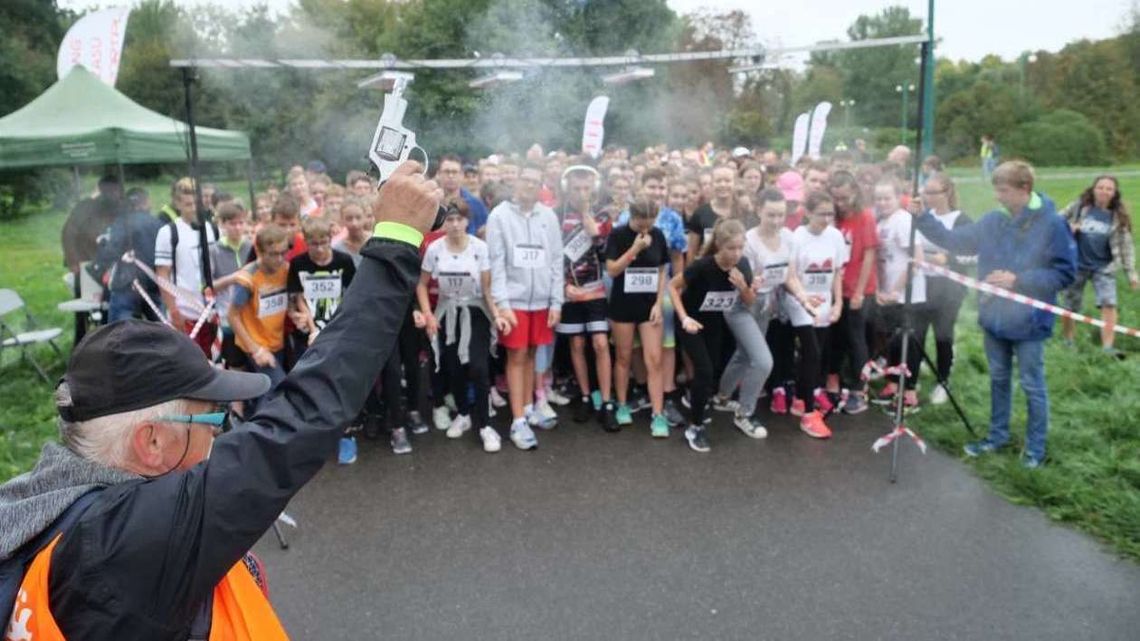 Uczniowie pobiegli w parku. 3. Mila Pamięci Ofiar Komunizmu [zdjęcia]