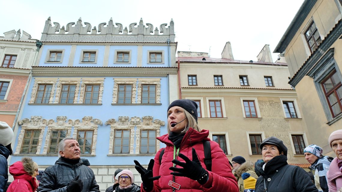 Uczniowie pospacerują z przewodnikiem i poznają historię Lublina