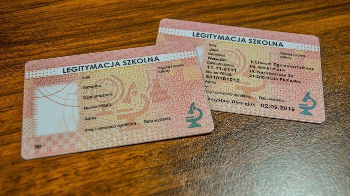 Uczniowie przechodzą na elektroniczne legitymacje 