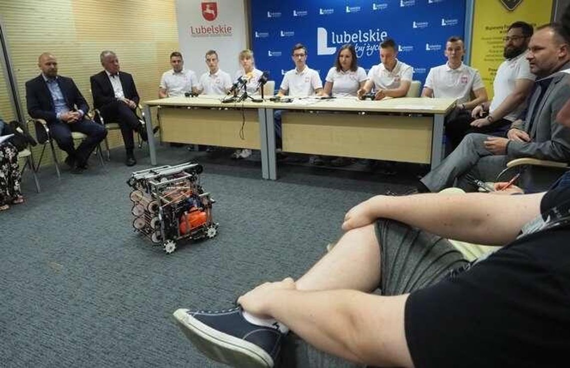 Uczniowie skonstruowali robota, pojadą z nim do USA (zdjęcia, wideo) Uczniowie skonstruowali robota, pojadą z nim do USA (zdjęcia, wideo)