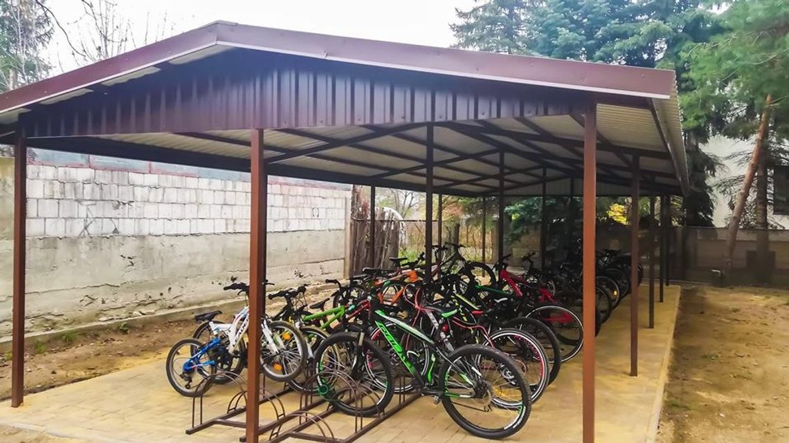 Uczniowie SP 3 w Białej Podlaskiej mają gdzie parkować rowery Uczniowie SP 3 w Białej Podlaskiej mają gdzie parkować rowery