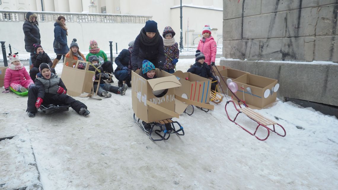 Uczniowie spędzają ferie z telefonem w ręku. Rodzice i eksperci apelują: wypuśćcie dzieci z domu!
