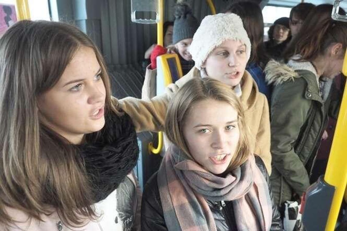 Uczniowie śpiewali "Mury" w autobusach