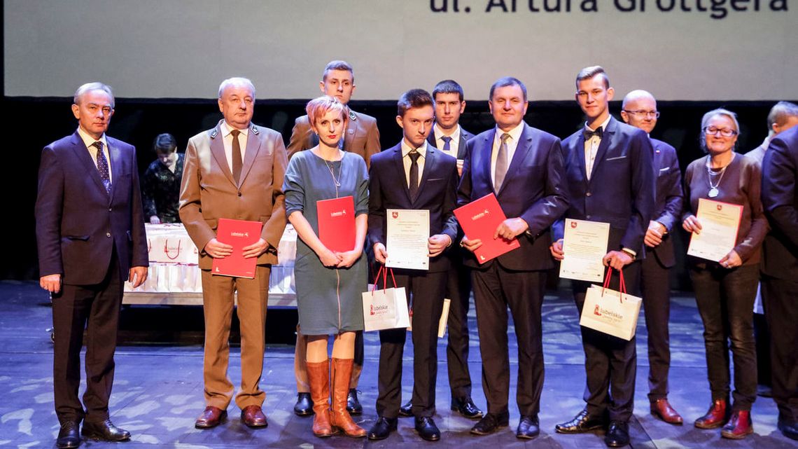 Uczniowie szkół zawodowych z woj. lubelskiego otrzymali stypendia [zdjęcia]