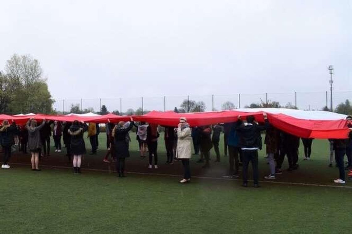 Uczniowie szyli flagę przez miesiąc. Ma powierzchnię dwóch boisk do siatkówki