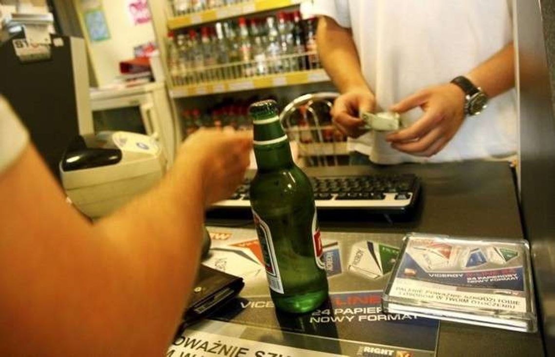Uczniowie twierdzą, że łatwo im kupić alkohol. Komisja ruszyła w miasto