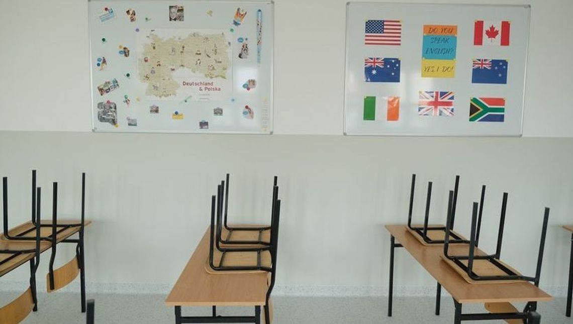 Uczniowie ubiorą się na czarno albo nie pójdą do szkoły w ramach protestu. Boją się koronawirusa Uczniowie ubiorą się na czarno albo nie pójdą do szkoły w ramach protestu. Boją się koronawirusa