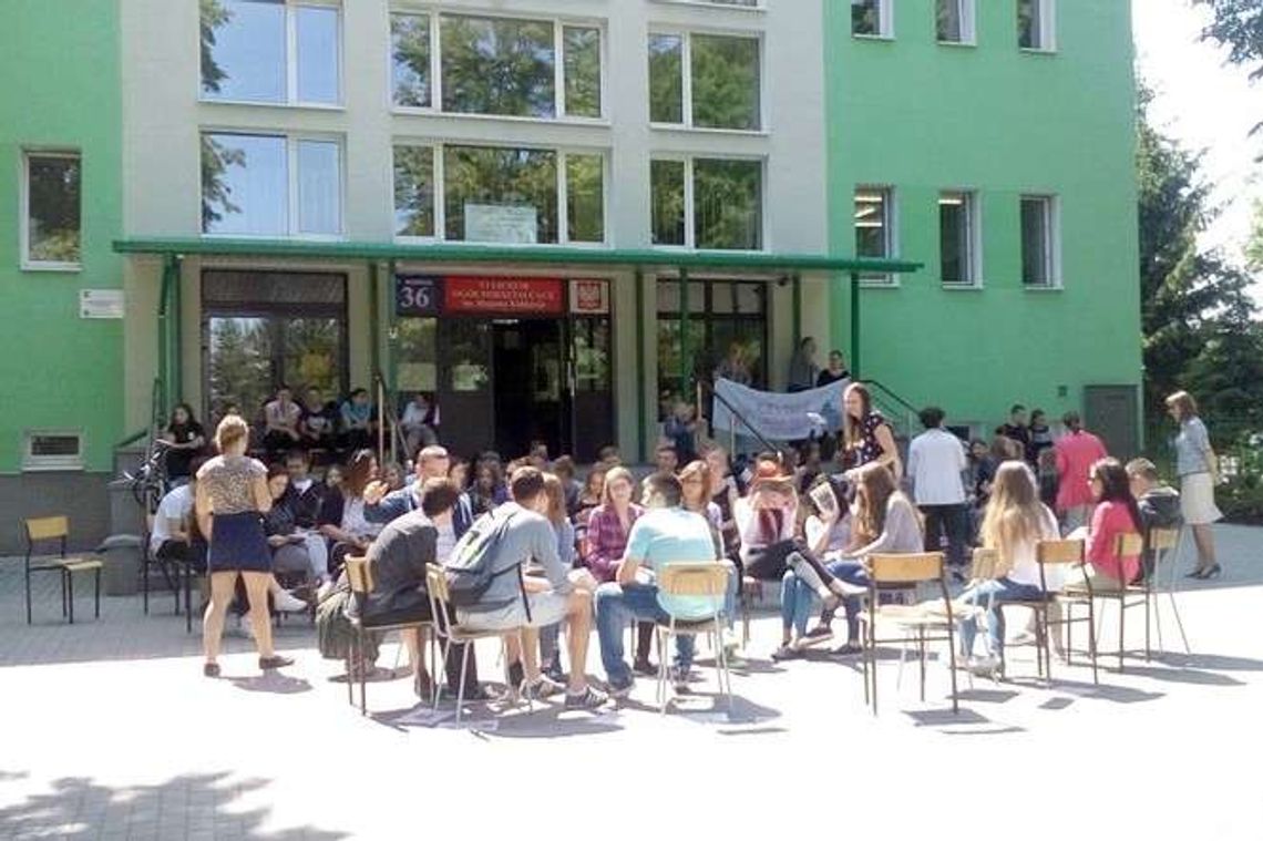 Uczniowie VI LO w Lublinie szli na rekord. Jak nie czytam, jak czytam