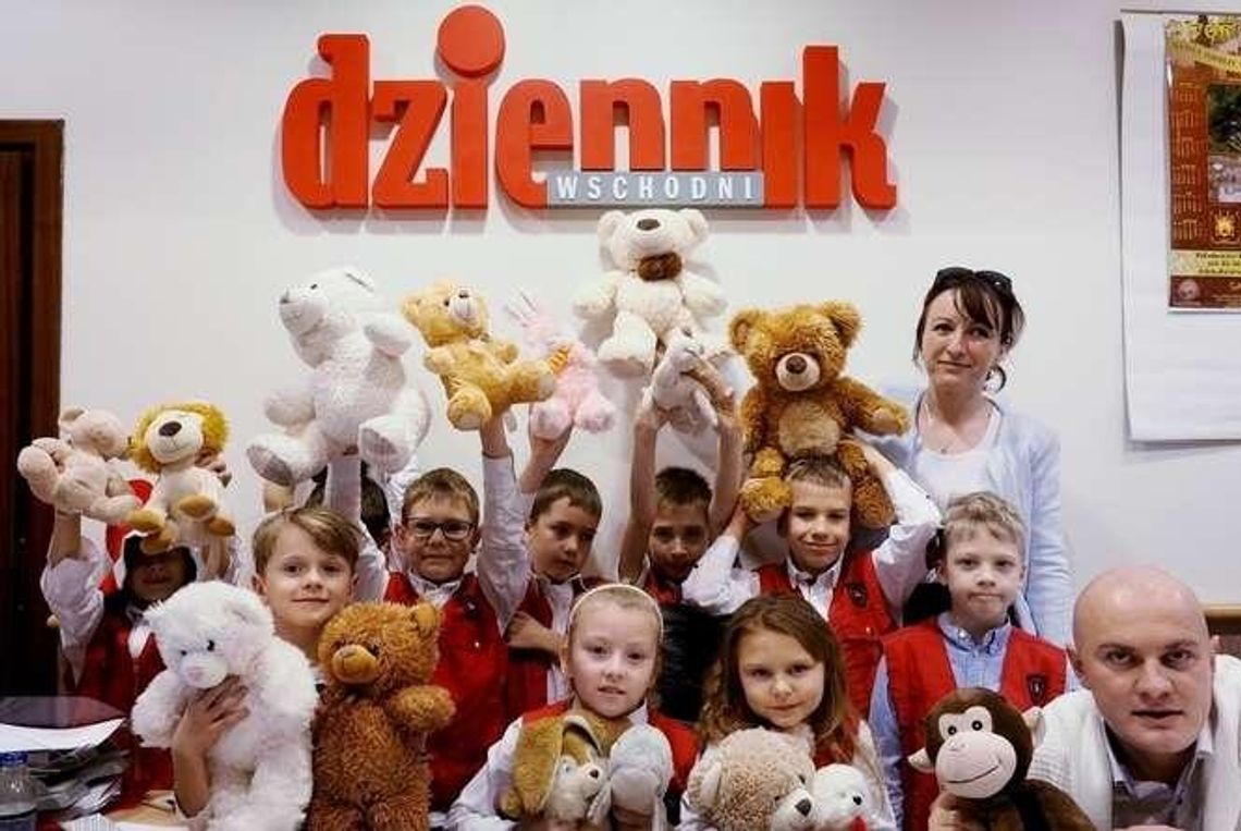 Uczniowie w naszej redakcji. Przynieśli 60 kg pluszowych misiów Uczniowie w naszej redakcji. Przynieśli 60 kg pluszowych misiów