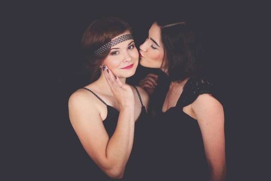 Uczniowie w sesji zdjęciowej w stylu lat 20-tych XX wieku