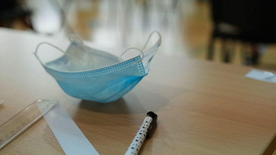 Uczniowie wracają do nauki, na razie zdalnie. Kiedy zasiądą w szkolnych ławkach?