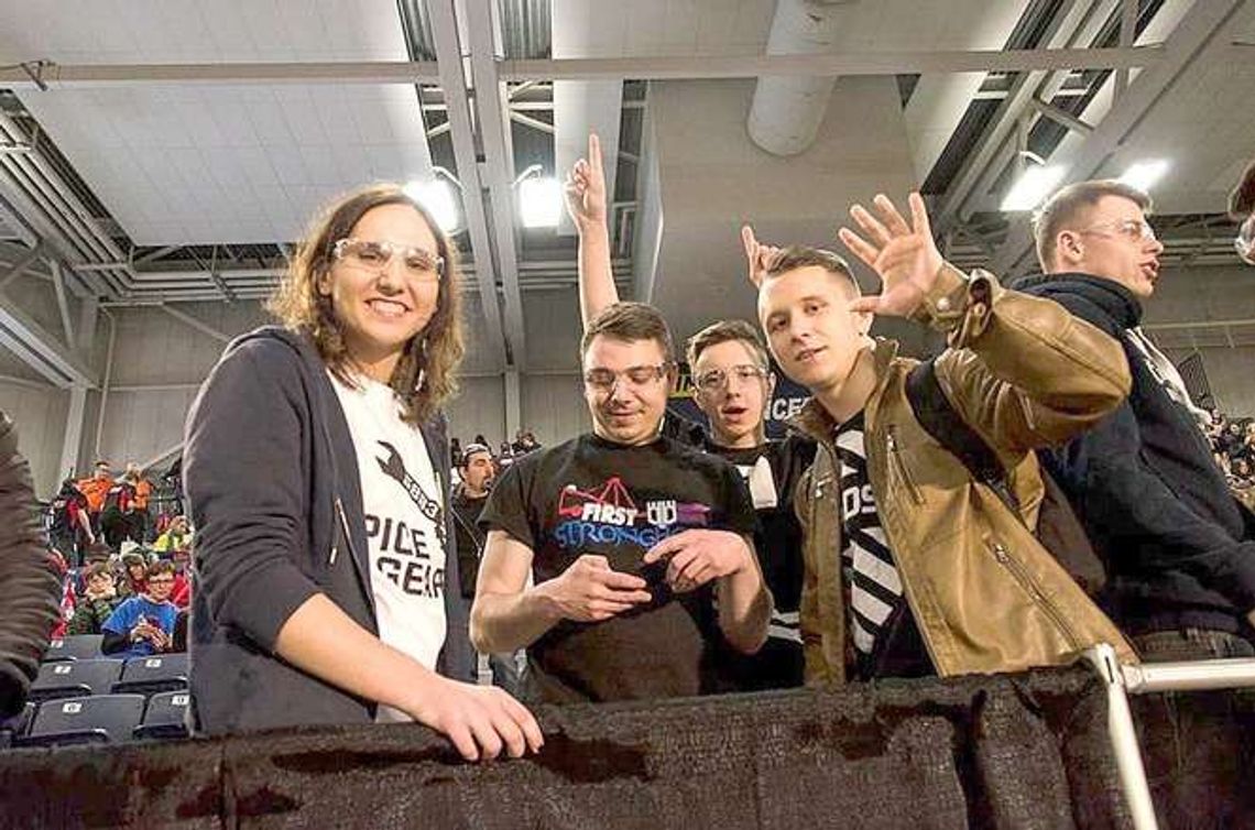 Uczniowie z Kraśnika stworzyli robota i pokazali go w Kanadzie. Dostali nagrodę sędziów