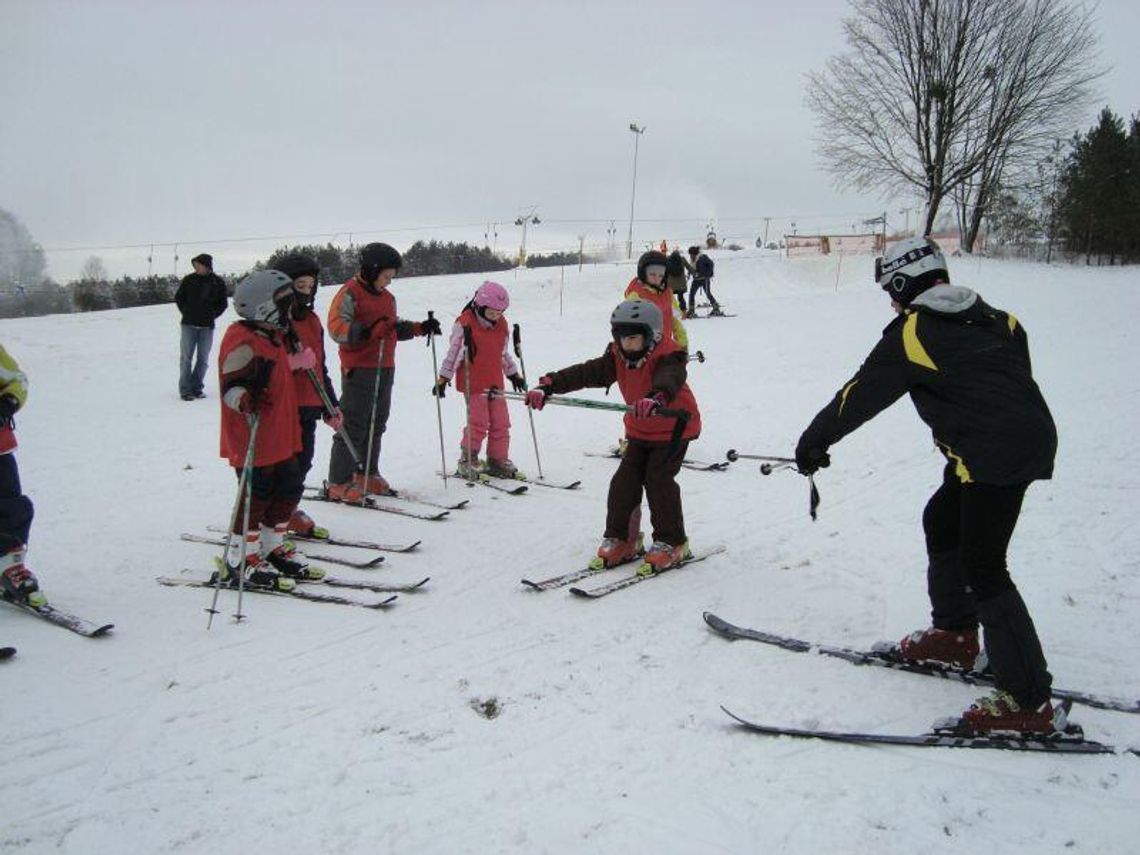 Uczniowie zamojskiej SP nr 6 uczą się jeździć na nartach. Sprzęt kupiła im szkoła