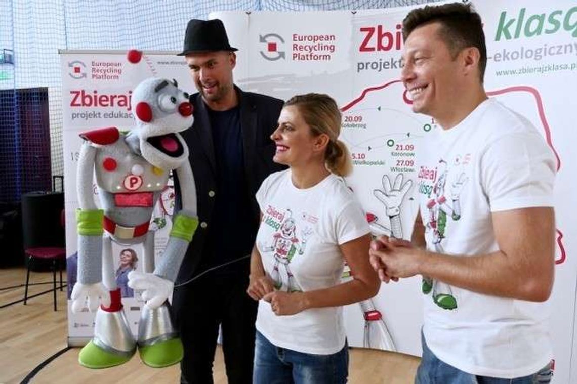 Uczniowie zbierają zużyte baterie. Zbieraj z klasą